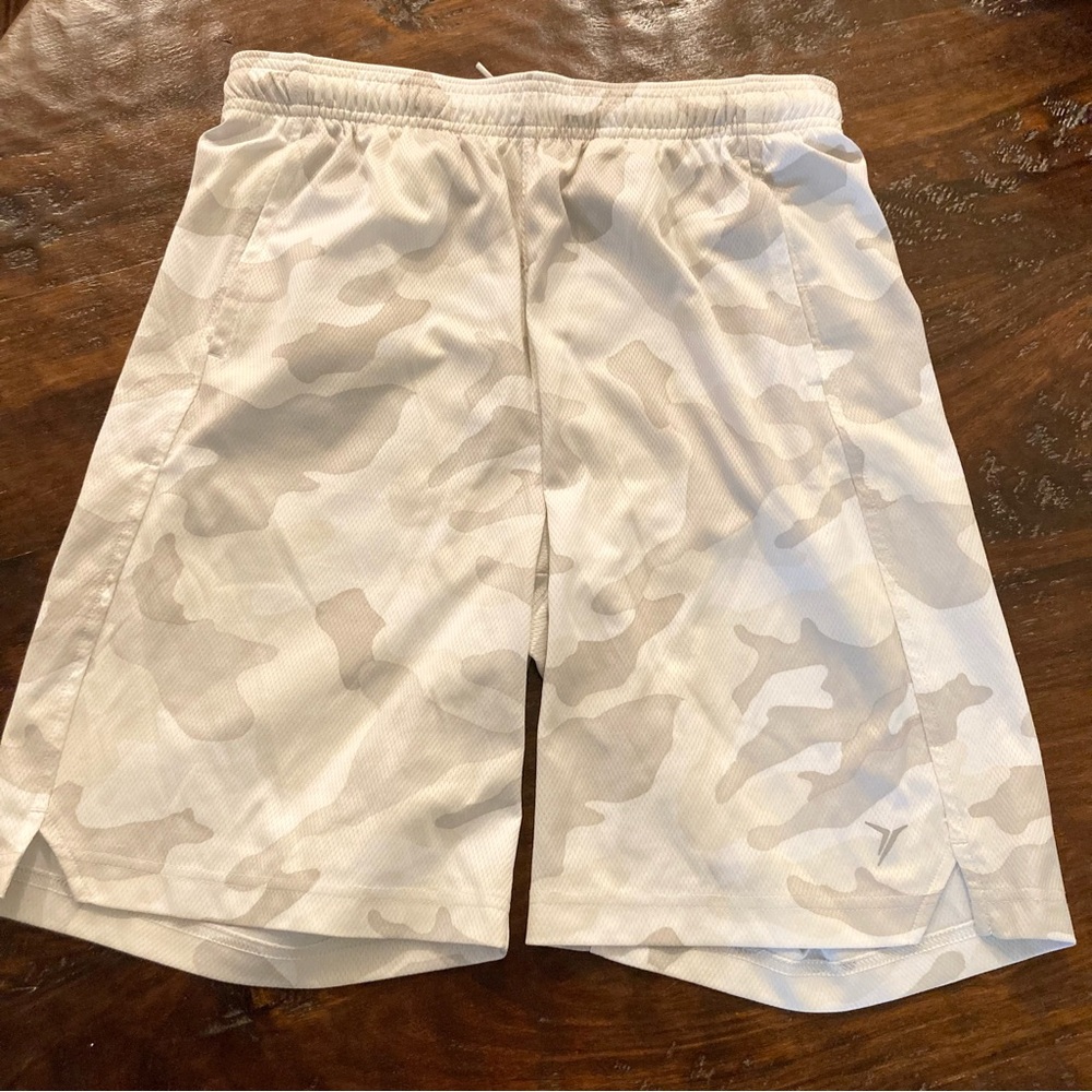 Boys Gray Camo Athletic Shorts Mesh Size Youth XL 14 - 16